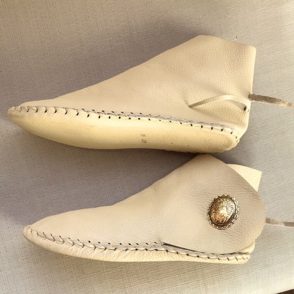 Handcrafted Leather Navajo Style One Button Moccasins Size 10 - Picture 2 of 13